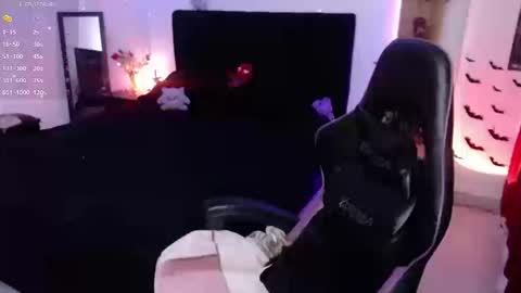 Queen.  Help me reach 100 thumbs up  online show from September 22, 2025, 9:39 pm