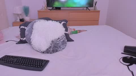 Lynna online show from February 2, 2025, 1:23 am