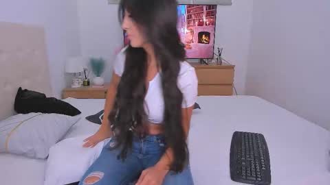 Lynna online show from September 25, 2025, 8:34 pm