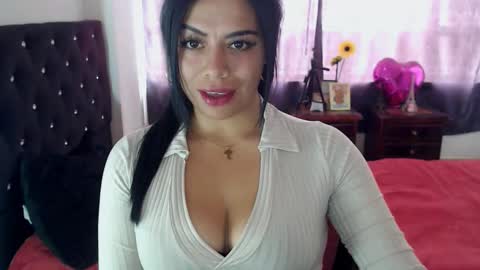 QUEEN online show from October 31, 2025, 4:19 pm