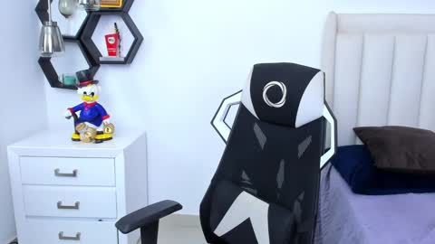 _matthew_santos_ online show from February 3, 2025, 9:50 pm