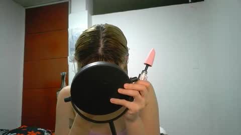 Mia-foster online show from April 9, 2026, 12:43 am