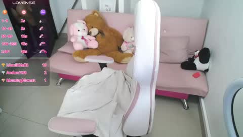 Snapshot of _miaaleon chatting on December 14, 2024, 4:20 pm Mia online show from December 14, 2024, 4:20 pm