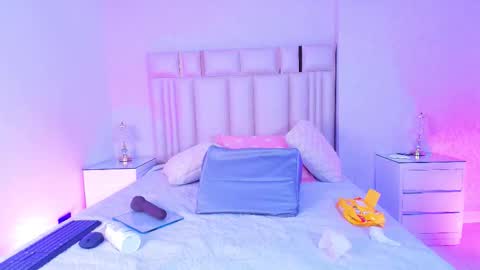 Mia  online show from February 19, 2026, 12:01 pm