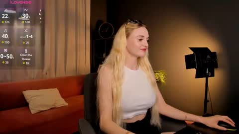 Snapshot of _mila_lux_ chatting on June 21, 2026, 8:55 pm Mila online show from June 21, 2026, 8:55 pm