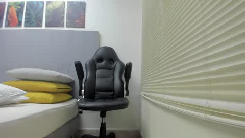 _molly_rosse_ online show from April 18, 2026, 12:09 pm