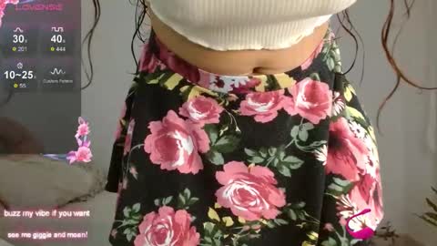 _nayade_ online show from September 21, 2025, 11:39 pm