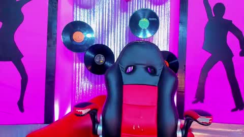 Snapshot of _nickyminach chatting on April 20, 2026, 9:05 pm Nicky Please help me with your thumbs up its importan online show from April 20, 2026, 9:05 pm