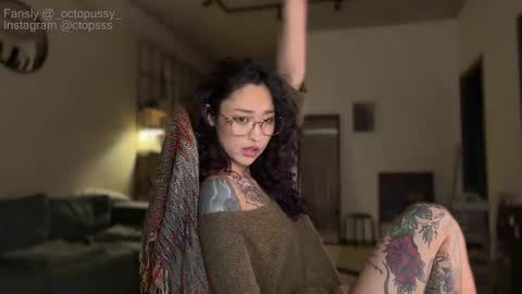 Snapshot of _octopussy_ chatting on February 6, 2026, 7:17 pm Mikayla online show from February 6, 2026, 7:17 pm