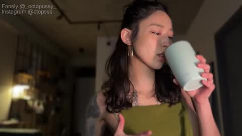 Snapshot of _octopussy_ chatting on March 5, 2026, 5:36 am Mikayla online show from March 5, 2026, 5:36 am