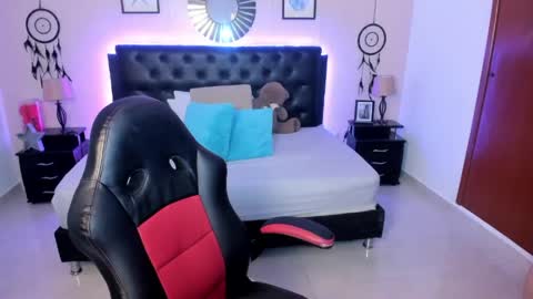 Olivia jones online show from April 22, 2026, 12:18 pm