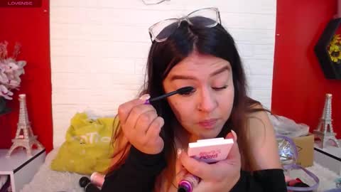 Snapshot of _poison_sweet chatting on November 3, 2025, 5:03 pm Laura online show from November 3, 2025, 5:03 pm