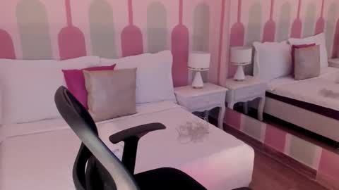 Sharlot online show from November 25, 2025, 2:06 pm