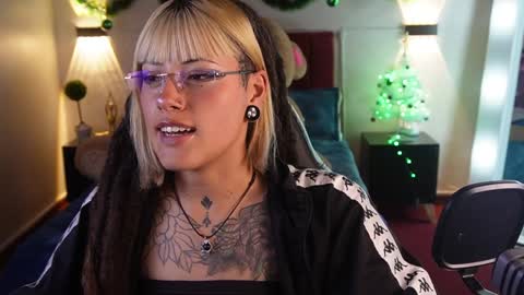 _sharlotte777 online show from December 23, 2024, 5:11 pm