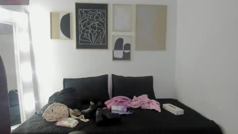 _sharlotte777 online show from February 4, 2026, 12:44 pm