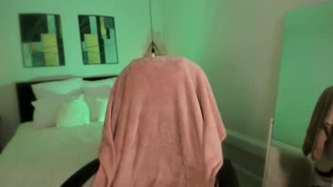 Sofi  Follow me  online show from December 16, 2025, 6:51 am