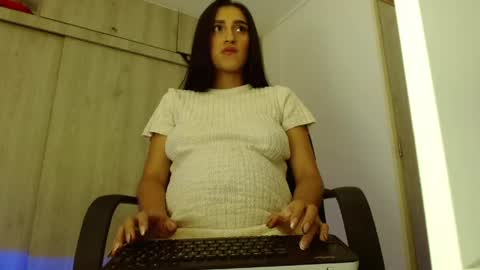 Snapshot of _tinyrousse_ chatting on April 24, 2026, 10:45 pm Rousse online show from April 24, 2026, 10:45 pm