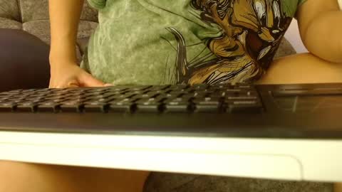 Snapshot of _tinyrousse_ chatting on May 1, 2026, 7:07 pm Rousse online show from May 1, 2026, 7:07 pm