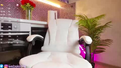 Julia online show from March 9, 2025, 1:04 am