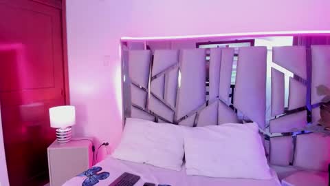 _valeria_saenz_ online show from September 29, 2025, 2:06 am