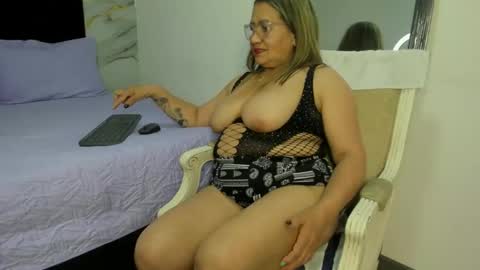 _vickysweet online show from October 14, 2025, 9:48 pm