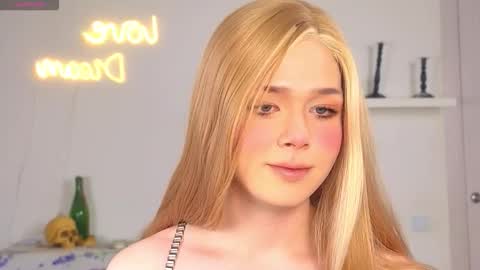 LITTLE FOX online show from October 15, 2025, 12:38 pm