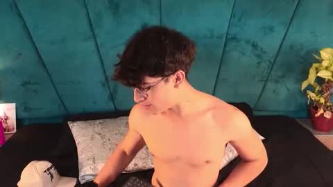 Aaron Ezequiel online show from May 7, 2026, 6:35 pm