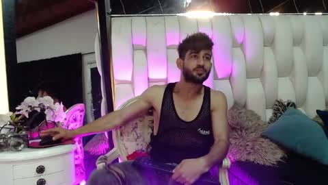 aaron_jones_1 online show from April 15, 2026, 9:04 pm