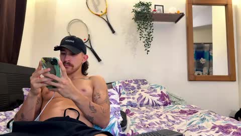Snapshot of aaron_wheel chatting on May 4, 2026, 2:40 am aaron_wheel online show from May 4, 2026, 2:40 am
