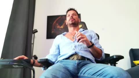 Snapshot of aaronbomer chatting on July 24, 2026, 4:10 am Aaron online show from July 24, 2026, 4:10 am