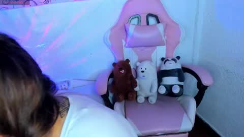 Snapshot of abbie_senjen chatting on May 2, 2026, 1:43 am April online show from May 2, 2026, 1:43 am
