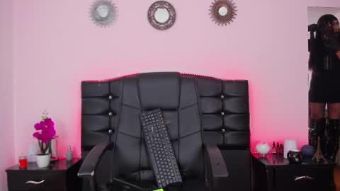 Abbigail Fuster  online show from February 18, 2025, 11:00 am