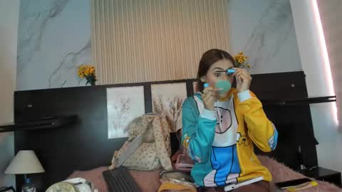 Abella online show from September 12, 2025, 2:17 pm