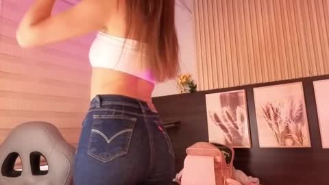 Abella online show from September 29, 2025, 2:22 pm