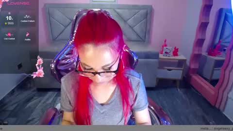 abril_ch_ online show from December 3, 2025, 10:57 am