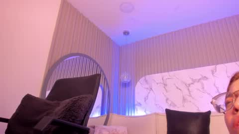 Snapshot of abrilbloom_ chatting on May 16, 2026, 5:15 am abril online show from May 16, 2026, 5:15 am