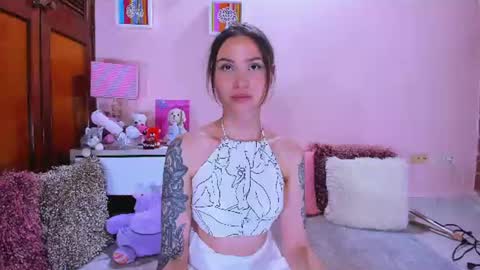 Snapshot of abrilrussell_ chatting on July 10, 2026, 7:23 am Abril online show from July 10, 2026, 7:23 am