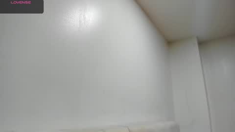 AbrilSonne online show from March 6, 2025, 8:27 pm