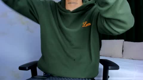 Snapshot of adam_hard_ chatting on December 3, 2024, 9:12 pm Adam online show from December 3, 2024, 9:12 pm