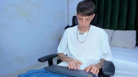 Snapshot of adam_hard_ chatting on December 5, 2024, 7:38 pm Adam online show from December 5, 2024, 7:38 pm