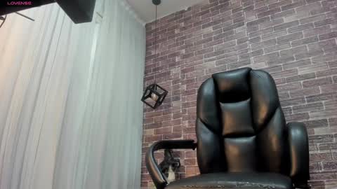 Snapshot of adamcoox chatting on December 4, 2024, 7:17 am Adam online show from December 4, 2024, 7:17 am