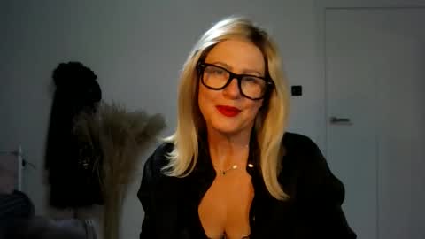 adelemilf40 online show from October 23, 2025, 6:28 pm