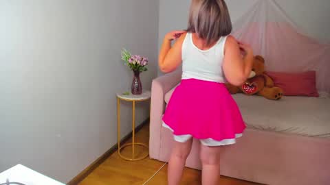 Snapshot of adeleravelle chatting on July 7, 2026, 6:47 am AdeleRavelle online show from July 7, 2026, 6:47 am
