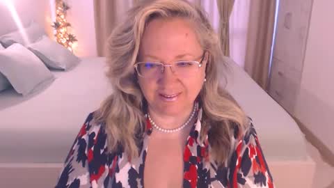 Cryna online show from October 12, 2025, 10:25 am