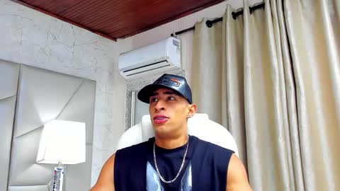 Snapshot of adrian_rae chatting on January 20, 2025, 11:35 am   online show from January 20, 2025, 11:35 am