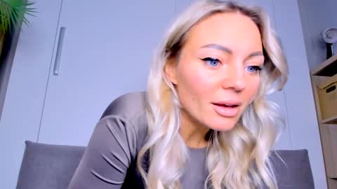 Adriana online show from March 10, 2025, 5:50 pm