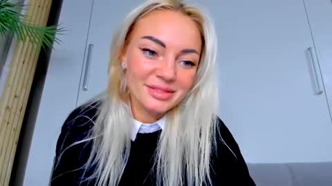 Adriana online show from October 10, 2025, 4:06 pm