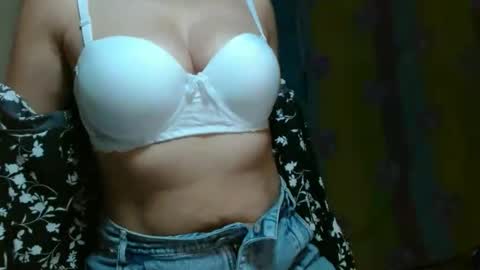 Adriana Tellez online show from January 3, 2025, 8:01 pm