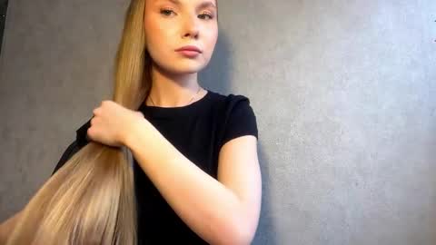 Caroline online show from April 19, 2026, 2:27 pm