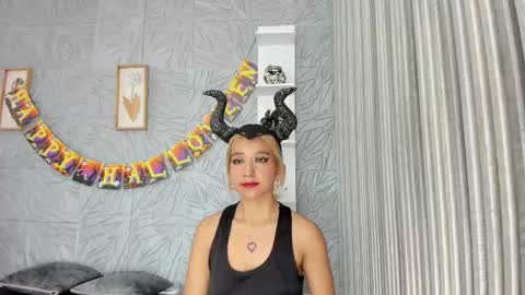 Agatadelphine online show from October 29, 2025, 1:35 pm